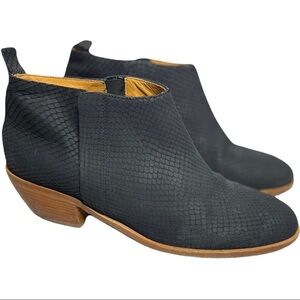 10022 Shoe Saks Fifth Avenue Italian Leather Snake Reptile Textured Ankle Boot